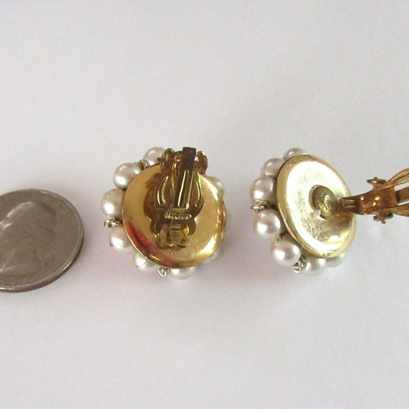 Vintage Mid Century white faux pearl cluster clip on earrings gold wires - Picture 4 of 5